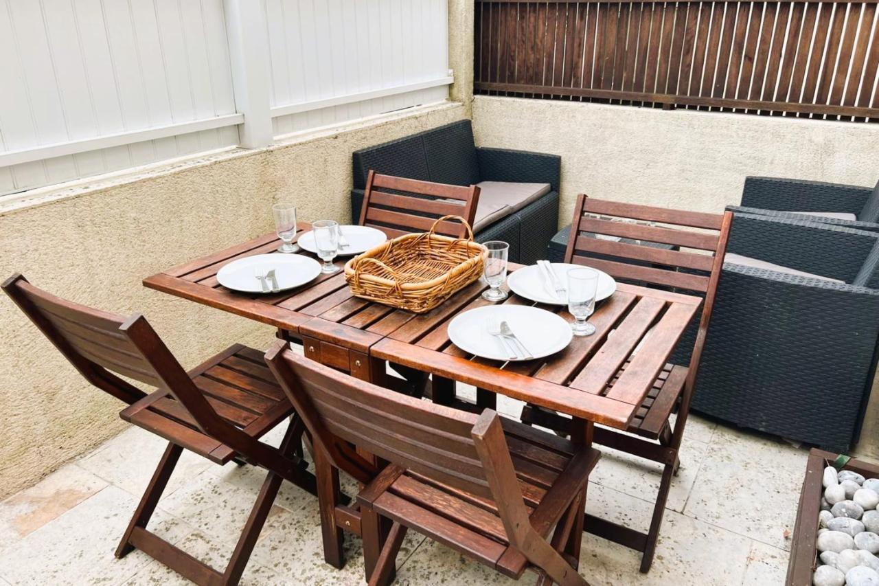 Cosy Town House With Its Beautiful Terrace *